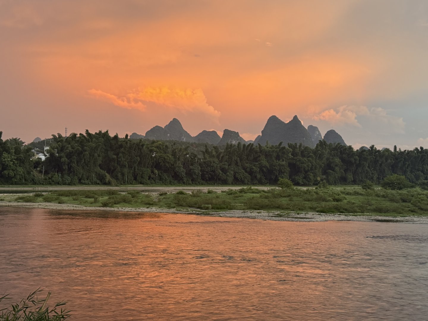 縮圖： 风起于嵐，霞落山间