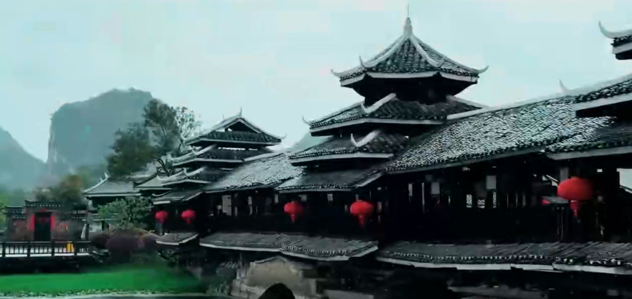 乘舟穿幽洞，烟雨见田园