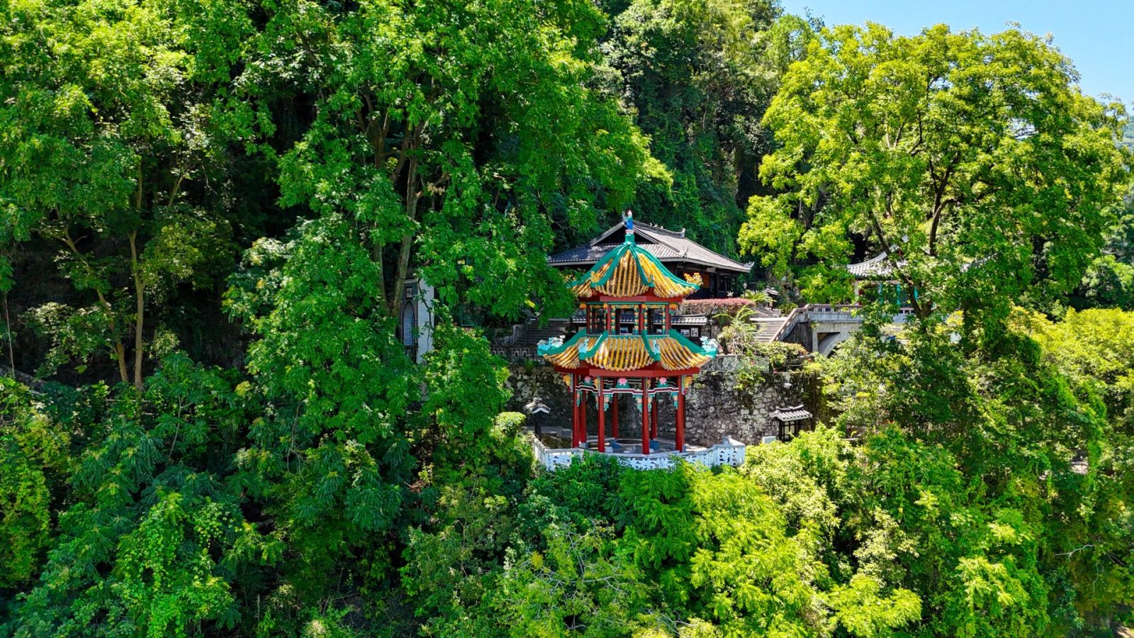 碧莲拥翠，一阁临江