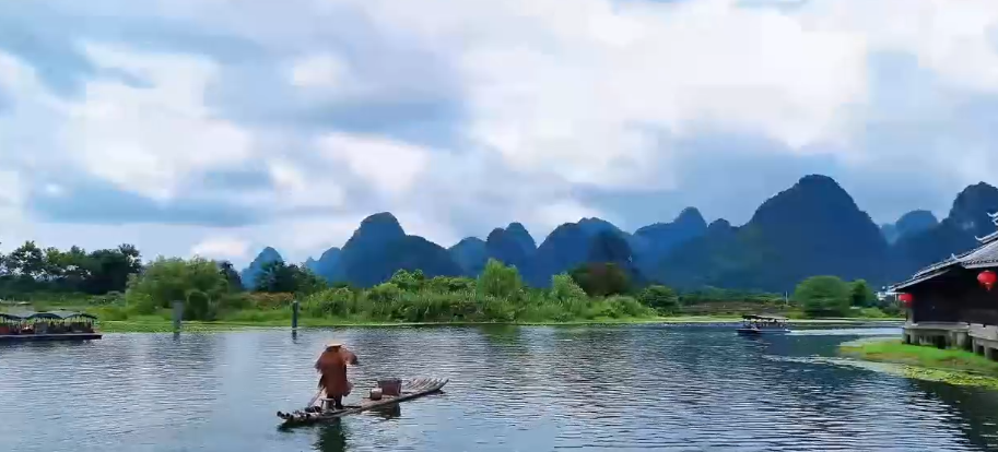 碧水映着风雨桥，山水藏着旧时光